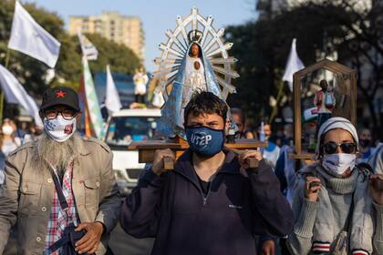 Organizaciones sociales marchan de la iglesia de San Cayetano en Liniers a Plaza de Mayo