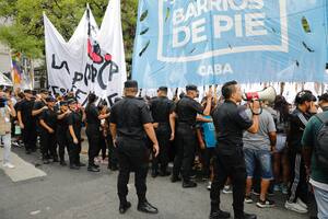 Forcejeos de piqueteros de izquierda y kirchneristas con la policía en su primera marcha conjunta