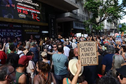 Organizaciones vinculadas a la actividad teatral convocaron a una manifestación en la puerta del INT, Instituto Nacional del Teatro, para demostrar su oposición a las medidas planteadas por el actual gobierno.