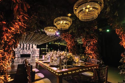 Organizada por Salomé Noguera, la fiesta se destacó por una ambientación con flores y follaje naturales, arañas de cristal y sillas Tiffany. Los invitados comieron lomo braseado con verduras asadas y de postre, volcán de dulce de leche.