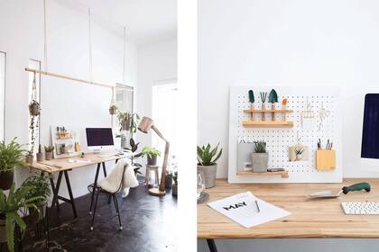 Organizador vertical sobre la mesa de caballete, Börd Deco. Lámpara de pie, Klik Iluminación y corderito sobre la silla, Mewa Deco.