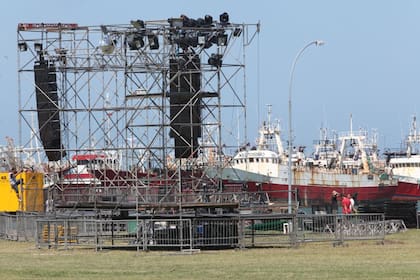 Organizan el escenario donde actuar Fuerza Bruta