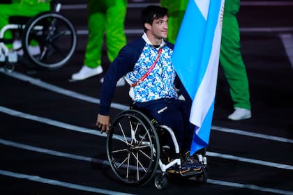 Orgullo argentino: Gustavo Fernández (tenis), traslada la bandera argentina en la ceremonia de apertura de los Panamericanos de Lima
