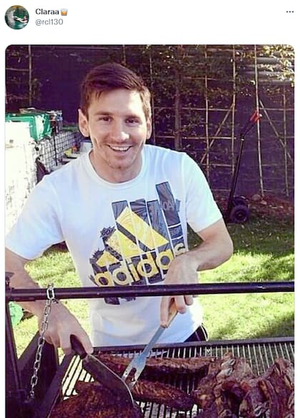 Orgullo argentino: Messi verificando el punto de la carne del asado