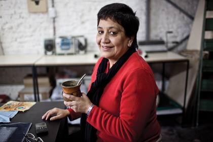 Orgullo. En Palermo, donde se dictan algunos talleres, Ramona se hace un tiempo para el mate