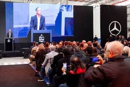 “Orgullo y emoción”: así definió Raúl Barcesat, presidente y CEO de Mercedes-Benz Camiones al proyecto que hoy consolida la apuesta de la compañía por la producción nacional y el desarrollo industrial del país.