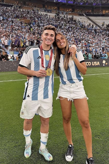 Orgullosa de su gran amor, Julián Álvarez, en el campo de juego.