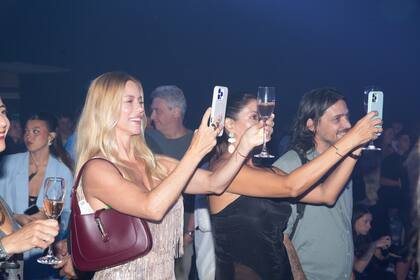 Orgullosa de su marido, la modelo registró el momento en que Manu dio su discurso.