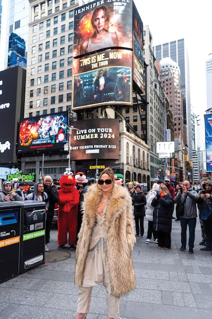 Orgullosa de su trabajo, J.Lo se muestra con los carteles promocionales de su nuevo trabajo como fondo, en Nueva York.