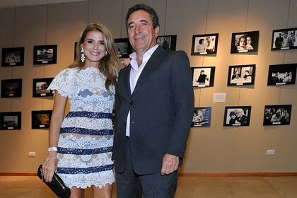 Orgullosa. Flavia y su pareja posaron para los paparazzi.