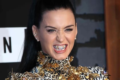 Orgullosa. Katy mostró sus dientes decorados, en los que se podía leer la palabra Roar, nombre de su nuevo tema