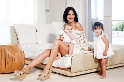 Orgullosa por la familia que construyó con Jorge, con quién se casó en diciembre de 2011 en Carmelo, Gabriela posa en la lit de repos de su habitación