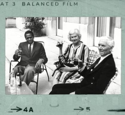 Orgulloso de su obra, Sydney llegó a reencontrarse con el mayordomo y la mucama de los Windsor, George y Ofelia Saegre