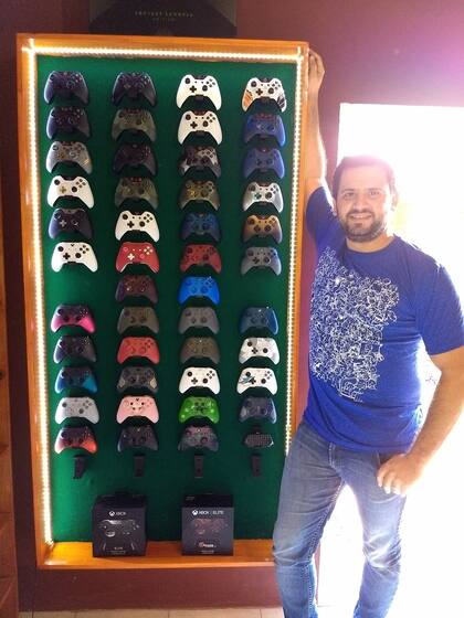 Orgulloso, este misionero quiere llegar a tener la colección más grande del mundo