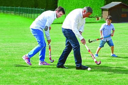 Orgulloso por la convocatoria de su nieto mayor para formar parte de la selección de hockey argentina, agarró un palo y corrió detrás de la bocha por el jardín de su casa. Los acompañó Diego, el hermano menor de Luca