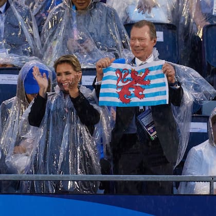 Orgulloso, se puso de pie para saludar el paso del equipo nacional y ondeó la bandera