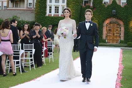 Orgulloso, Tomás lleva a su madre hasta el altar, guiado por el tema de amor de la película Cinema Paradiso.