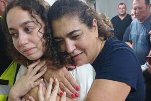 Mientras avanzan sus tanques, Israel liberó por primera vez a una rehén secuestrada en Gaza