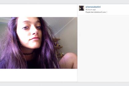 Oriana, la chica de pelo violeta