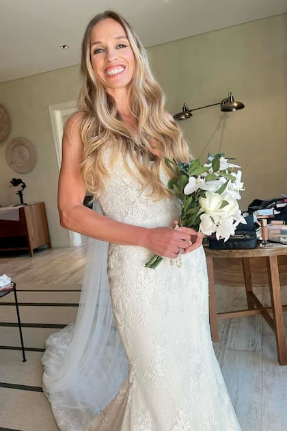 Oriana Montanelli, dueña de la conocida casa de ropa Fini Braun, lució un vestido de corte sirena de encaje de guipure y cola de tul.