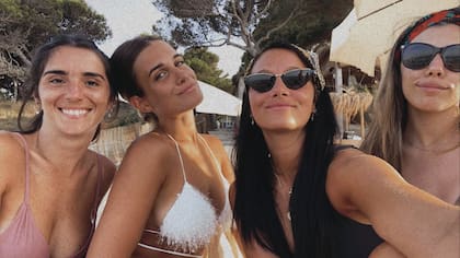 Oriana Sabatini con amigas en Ibiza.