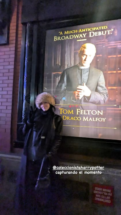 Oriana Sabatini no dudó en posar junto a un cartel de Tom Felton afuera del teatro (Foto: Instagram @orianasabatini)