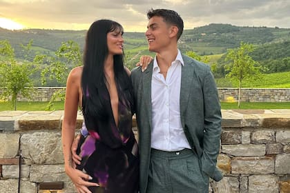 Oriana Sabatini y Paulo Dyabala están en pareja desde hace cinco años y próximamente se convertirán en marido y mujer
