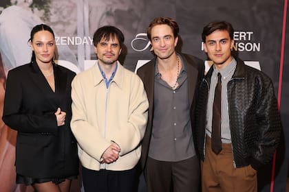 Oriana Sabatini y Paulo Dybala con Kristoffer Borgli, director y guionista de El drama, y Robert Pattinson