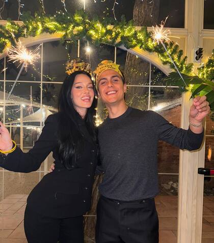 Oriana Sabatini y Paulo Dybala despidieron juntos el año que los vio convertirse en marido y mujer. Tras seis años de relación, la pareja dio el “sí, quiero”, el 20 de julio en El Dok Haras de Exaltación de la Cruz, provincia de Buenos Aires, con una espectacular fiesta para 300 personas