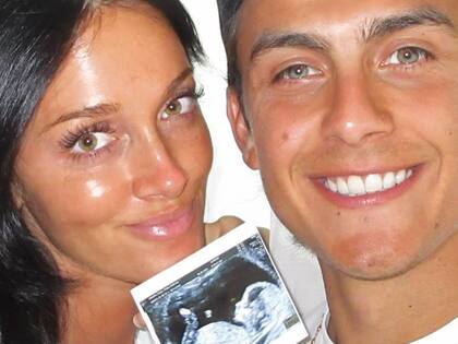 Oriana Sabatini y Paulo Dybala muestran la imagen de la ecografía con su futuro bebé