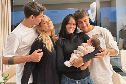 Oriana Sabatini y Paulo Dybala, muy amigos de Alice y Álvaro, cuando conocieron a su ahijada, a mediados de enero.