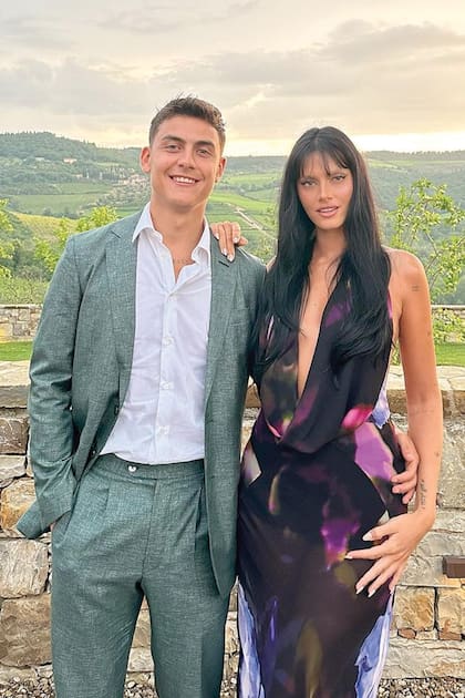 Oriana Sabatini y Paulo Dybala, muy amigos de la pareja, dijeron presente.