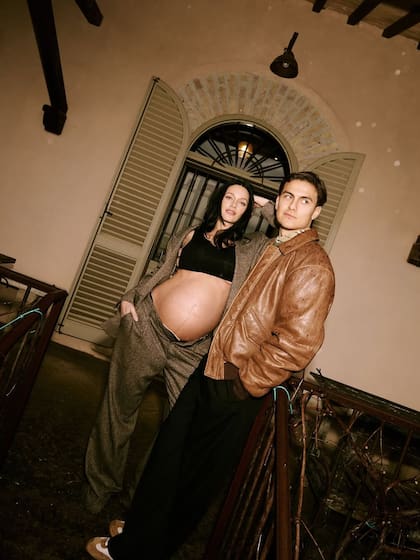 Oriana Sabatini y Paulo Dybala protagonizaron una sesión de fotos retro (Foto: Instagram/@orianasabatini)