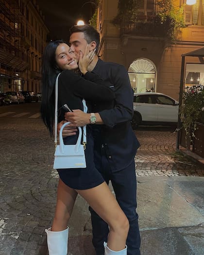 Oriana Sabatini y Paulo Dybala se comprometieron frente a la Fontana di Trevi, en Italia