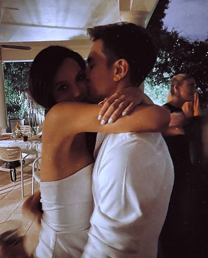 Oriana y Paulo en la fiesta de Navidad, donde el futbolista bailó con "Betty"