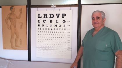 Oriente y occidente: El Dr. Flint con la clásica cartilla de evaluación oftalmológica y el mapa de los meridianos energéticos del cuerpo