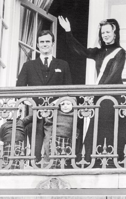 (Original Caption) En 1972, Margarita fue coronada reina de Dinamarca y eso lo puso a Enrique en un lugar pasivo del que nunca pudo salir, pese a haberlo intentado