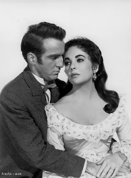 (Original Caption) Montgomery Clift y Elizabeth Taylor en 'Rain -tree County' ("El árbol de la vida") de Edward Dmytryk. (Photo by Sunset Boulevard/Corbis via Getty Images)