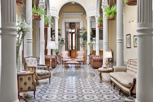 Originalmente una modesta casa de veraneo a metros del río, en 2003 fue comprada con el fin de convertirla en hotel para hospedar a los familiares de los vecinos de San Isidro. Pero los huéspedes se volvieron más heterogéneos con el tiempo.