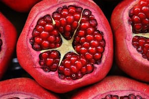 Originaria de la región de Persia (actual Irán), el cultivo de la granada se ha expandido por la cuenca del Mediterráneo, América del Sur y parte de Asia