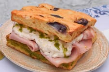 Qué es la stracciatella: todo sobre el queso que es furor entre los porteños y por qué jamás debería comerse sin su pareja inseparable