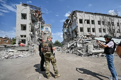 Un edificio queda en ruinas como resultado del bombardeo de las tropas rusas en Orikhiv, que está cerca de la línea del frente, en la región de Zaporizhzhia, en el sureste de Ucrania