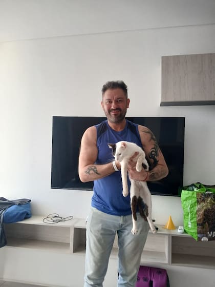 Orión vive con Juan y su esposa en Colombia.