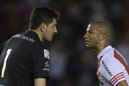 Agustín Orion y Carlos frente a frente, durante el Superclásico válido por las semifinales de final de la Copa Sudamericana 2014