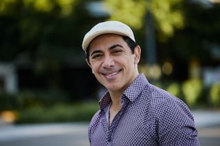 Convirtió en tangos a hits de Gloria Gaynor y Cris Morena y hace tres años que interpreta con éxito a Carlos Gardel