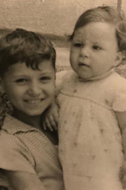 Oriundos de Reggio di Calabria, Italia, los hermanos Versace aprendieron todo sobre moda de la mano de su madre, que era modista.