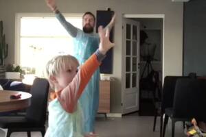 Padre e hijo se visten de Elsa, bailan felices y su video es irresistible