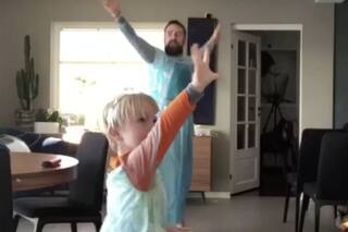 Padre e hijo se visten de Elsa, bailan felices y su video es irresistible