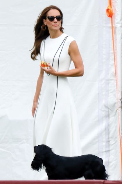 ORLA. Los príncipes de Gales adoran los animales. Tras la muerte en 2020 de Lupo, un cocker spaniel que vivió casi una década con ellos, James, el hermano de Kate, les regaló a Orla, de la misma raza. Y, hace quince días, se supo que la perra tuvo cachorros, algo que tiene encantados (y ocupados) a al príncipe George, a la princesa Charlotte y al príncipe Louis.