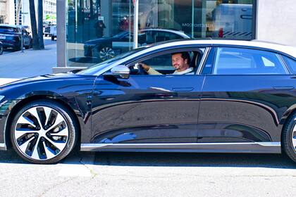 Orlando Bloom fue a retirar su nuevo auto a una concesionaria en Bverly Hills